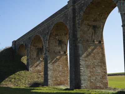 ...e sorretto da monumentali pilastri in pietra